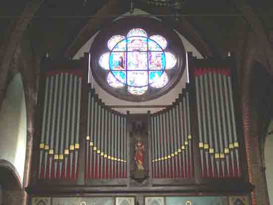 Interieur-Kerk Orgel en glas in lood raam in een van de zijbeuken<br><br> 0240_Urbanuskerk_Bovenkerk_2428ps.jpg