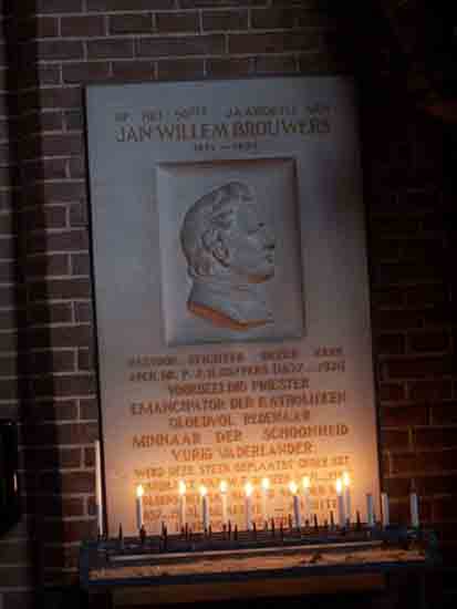 Interieur-Kerk Gedenkteken voor J.W. Brouwers,<br>de bouwpastoor van de kerk<br><br> 0290_Urbanuskerk_Bovenkerk_2434.jpg