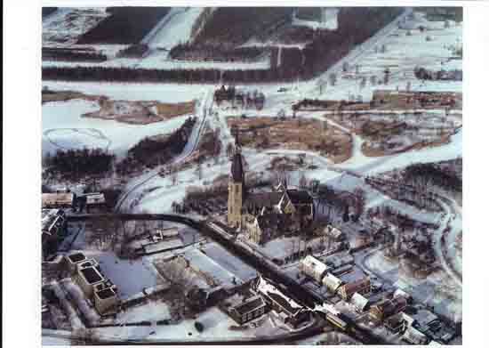 Oude-Opnames Winters plaatje,<br>links het door meester Van Stijn geveegde schaatsbaantje.<br><br> 8090_Historisch_Bovenkerk_Winter19xx.jpg