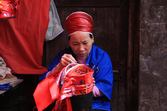 Kaili Miao markt in Kaili<br>Mooi borduurwerk<br><br> 0110_1284.jpg