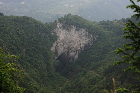 Shiqiao Natuurlijke brug in de heuvels bij Shiqiao<br><br> 0310_1374.jpg