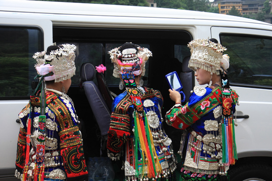 Langde De long skirt Miao dames van Langde Miao village in fraaie<br>traditionele kleding ter gelegenheid van hoog bezoek uit Beijing<br><br> 0390_1428.jpg