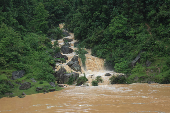 Rongjiang Waterval tijdens rit naar Yangshuo<br><br> 0910_1773.jpg