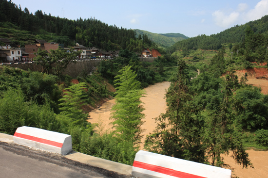 Rongjiang Prachtige natuur tijdens busrit<br><br> 0990_1823.jpg