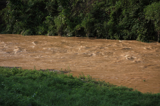 Rongjiang Wilde rivier na de vele regen<br><br> 1040_1854.jpg