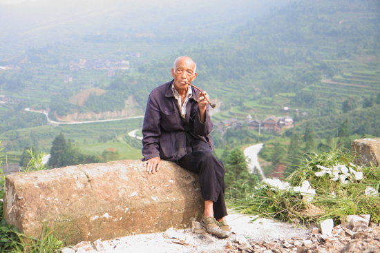 Tang_An Zeer oude man (naar eigen zeggen 100 jaar) bij de ingang van<br>een klein museum in Tang An Dong village. Toeval ?<br><br> 1050_1859.jpg