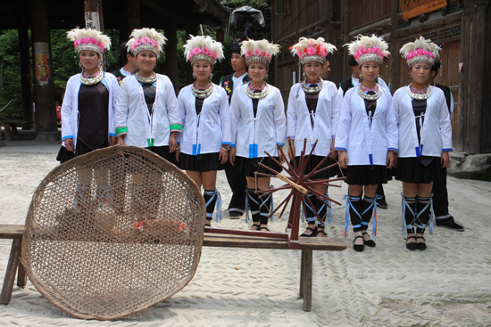 Zhaoxing Theatervoorstelling in een van de drumtorens van Zhaoxing Dong village in Guizhou<br><br> 1320_1961.jpg