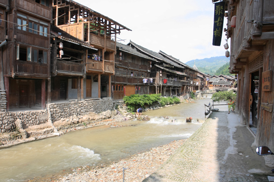 Zhaoxing Rivier stromend door het centrum van Zhaoxing Dong village<br><br> 1360_2049.jpg