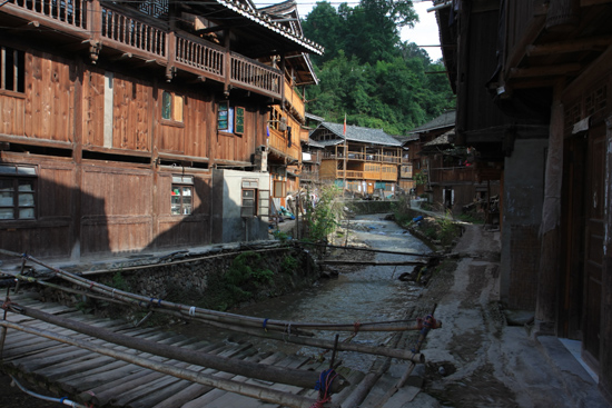 Zhaoxing Vrijwel alle gebouwen in Zhaozing zijn uit hout opgetrokken<br><br> 1370_2051.jpg