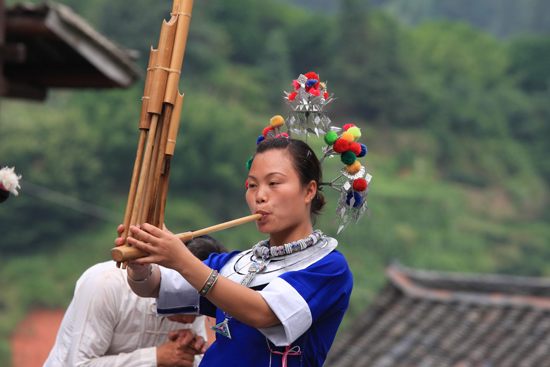 Chengyang Chengyang Dong village - Guizhou<br>Dans en muziek op de Lusheng, een muziekinstrument met verschillende bamboo pijpen<br><br> 1430_2094.jpg