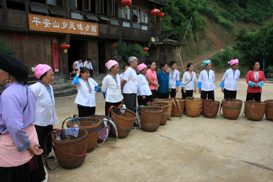 Longji Dragers wachtend op onze bagage. Mooie service,<br>wandelen naar Pingan village op de top van de berg was voor ons een serieuze klus.<br><br> 1570_2205.jpg