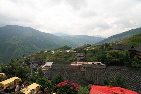 Longji Prachtig uitzicht op de Longji rijstterrassen vanaf ons balkon<br><br> 1590_2218.jpg