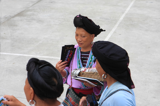 Longji Souvenir-verkoopsters bij de bus voor vertrek naar de karstbergen van Yangshuo<br><br> 1820_2394.jpg