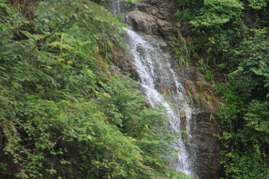 Yangshuo1 Waterval tijdens rit naar Yangshuo<br><br> 1830_2398.jpg