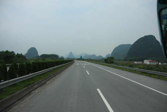 Yangshuo1 De eerste karstbergen doemen op aan de horizon<br><br> 1850_2418.jpg