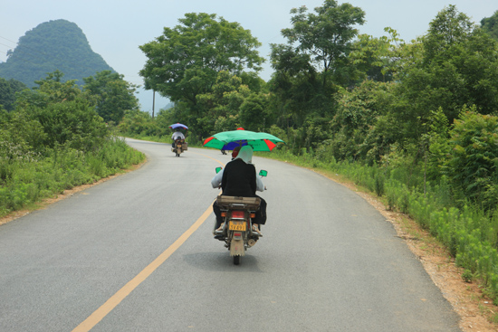 Yangshuo1 Handige parasols gemonteerd op de brommers bij Yangshuo.<br>Zeer nuttig, het kan er echt heel erg warm zijn.<br><br> 1870_2440.jpg