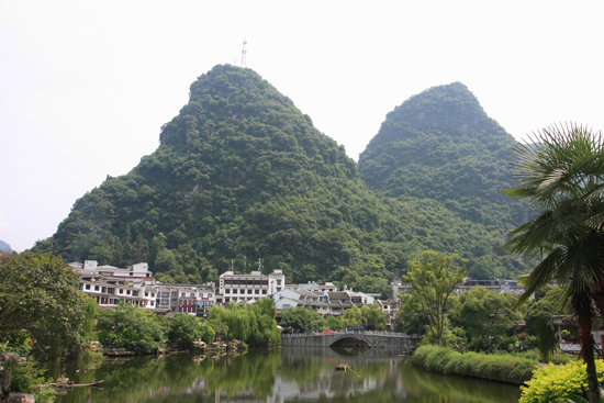 Yangshuo1 Fraaie karstbergen midden in het centrum van Yangshuo<br><br> 1880_2447.jpg