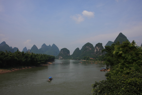 Yangshuo1 De Li rivier in Yangshuo omzoomd door karstbergen<br><br> 1890_2449.jpg