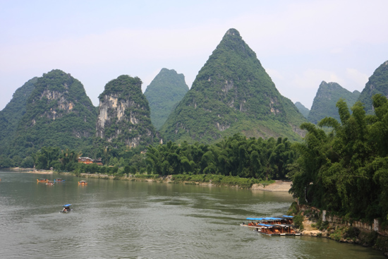 Yangshuo1 Li River gezien vanaf een brug<br><br> 1900_2455.jpg