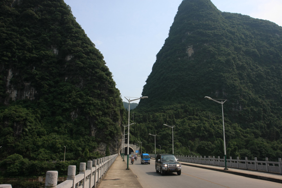 Yangshuo1 Brug over Li rivier en tunnel door de karstbergen - Yangshuo richting Fuli<br><br> 1910_2460.jpg