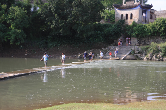 Yangshuo1 De boot voor de rondvaart over de Li rivier lag aangemeerd op een eilandje waardoor<br>we eerst bij Fili over een dammetje de snelstromende rivier moesten oversteken<br><br> 1970_2488.jpg