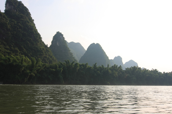 Yangshuo1 Karstgebergte en heel veel bamboebomen langs de Li-rivier bij Yangshuo<br><br> 2020_2554.jpg