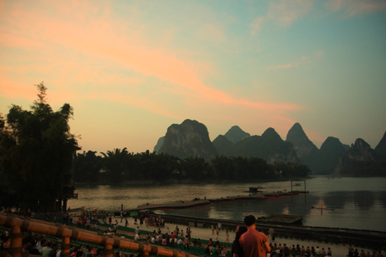 Yangshuo2 Zonsondergang tijdens de start van de Impression Liu Sanjie show in Yangshuo<br><br> 2090_2754.jpg