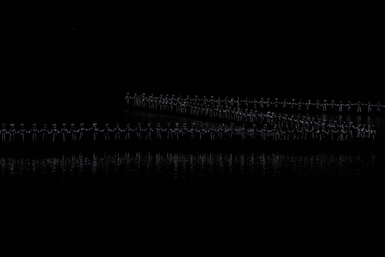 Yangshuo2 Impression Liu Sanjie show in Yangshuo on Li River<br>Op het einde van de show wandelden alle deelnemers in het donker<br>over het water, slechts verlicht door led-lampjes in hun kostuums...<br><br> 2180_2930.jpg