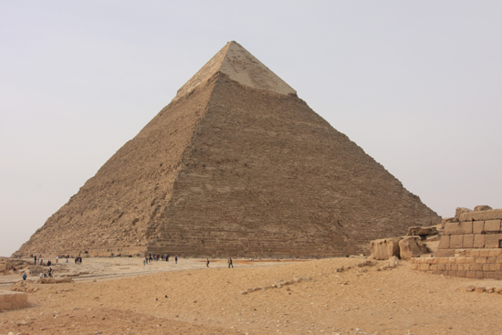 Gizeh Giza / Gizeh<br>The Great Pyramid of Cheops (Khufu) 2570 BC<br>146m hoog, 2,3 miljoen kalkstenen blokken van elk 2,5 ton 0150-Gizeh-Gizah-pyramides-1776.jpg