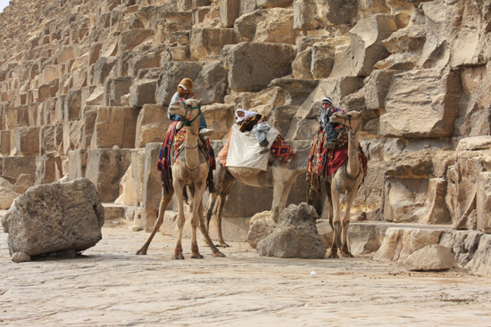 Gizeh Giza / Gizeh<br>The Great Pyramid of Cheops (Khufu) 2570 BC<br>146m hoog, 2,3 miljoen kalkstenen blokken van elk 2,5 ton 0160-Gizeh-Gizah-pyramides-1784.jpg