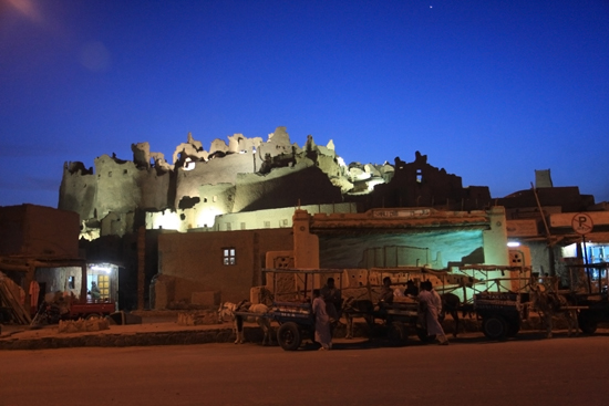 Siwa De ruines van het lemen fort daterend uit de 13e eeuw in het centrum van Siwa 0500-Siwa-oase2101.jpg