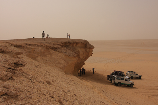 White-Desert Lunchtijd!<br>De enige (kleine) schaduwstrook op het traject van Siwa naar Baharya 0640-From-Siwa-to-Farafra-2346.jpg