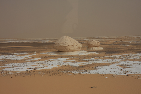 White-Desert The White Desert ten noordoosten van Farafra met heel veel kalksteenformaties 0700-White-Dessert-near-Farafra-2481.jpg