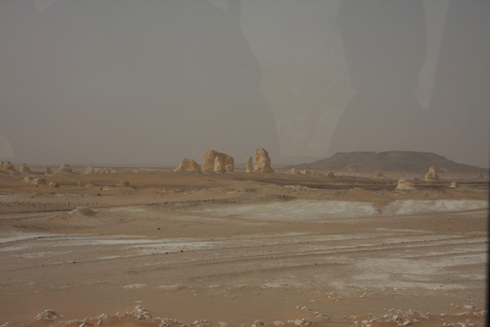 White-Desert The White Desert ten noordoosten van Farafra met heel veel kalksteenformaties 0710-White-Dessert-near-Farafra-2487.jpg