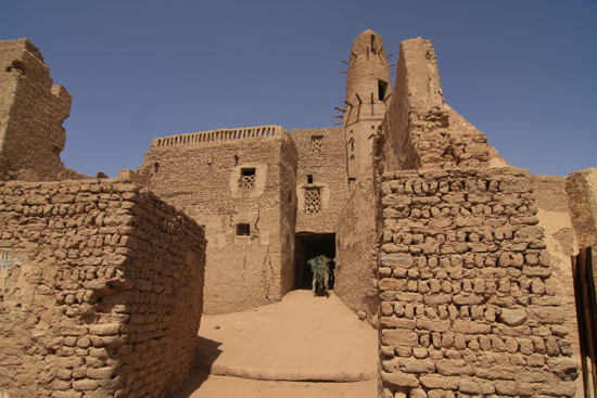 Dakhla Al-Qasr bij Dakhla Oasis<br>Een oud Ottomaans stadje gebouwd in 1516-1798<br>Minaret van de Nasr-ad-Din-Moskee (21m. hoog)  0920-Al-Qasr-near-Dakhla-Oasis-2838.jpg