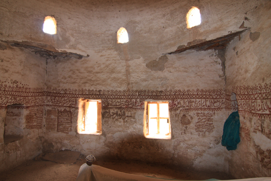 Dakhla Al-Qasr bij Dakhla Oasis<br>Een oud Ottomaans stadje gebouwd in 1516-1798<br>Het gerestaureerde huis van Abu Nafir met hieriogliefen reliefs  0930-Al-Qasr-near-Dakhla-Oasis-2842.jpg