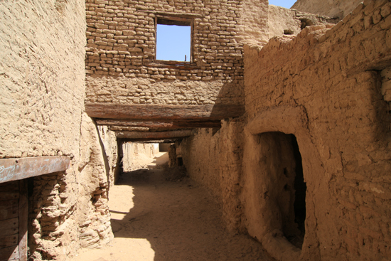 Dakhla Al-Qasr bij Dakhla Oasis<br>Een oud Ottomaans stadje gebouwd in 1516-1798<br>Madrassa, Islamitische school, stadhuis en rechtbank 0980-Al-Qasr-near-Dakhla-Oasis-2871.jpg