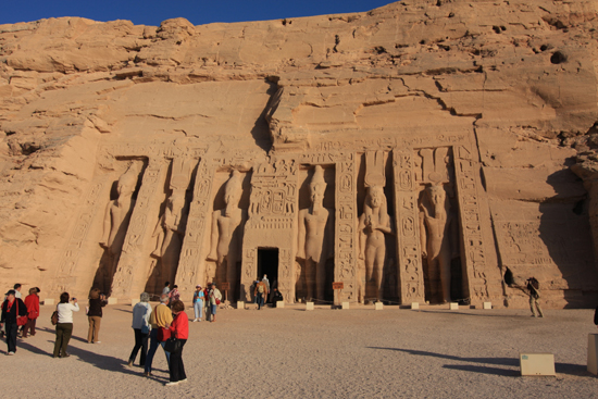 Abu-Simbel Abu Simbel<br>Temple of Hathor<br>Beelden van Ramses en zijn vrouw Nefertari 1510-Abu-Simbel-tempels-3398.jpg