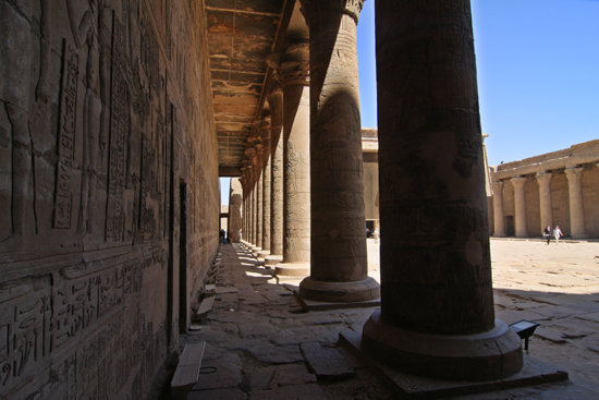 Edfu Horus tempel - Edfu (237 BC) 2040-Edfu-Temple-of-Horus-4016.jpg