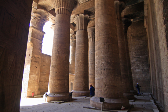 Edfu Horus tempel - Edfu (237 BC) 2060-Edfu-Temple-of-Horus-4025.jpg