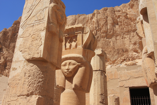 Luxor Hatsheput tempel<br>Detail van de Hathor Chapel 2240-Luxor-Temple-of-Hatsheput-4170.jpg
