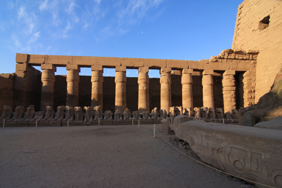 Karnak Amun tempel - Karnak (1570-1090 BC)<br>Colonnade and ram-headed sphinxes in the Great Court  2320-Karnak-Temple-of-Amun-4207.jpg