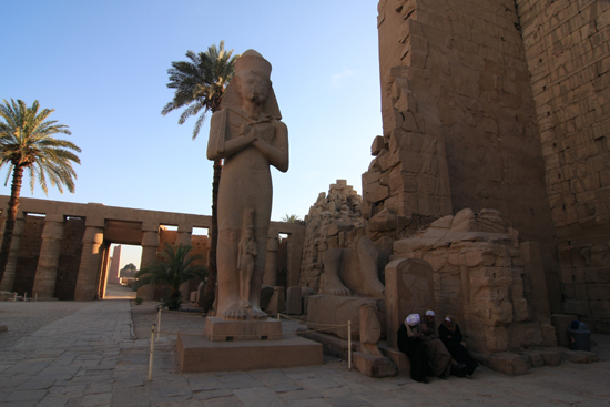 Karnak Amun tempel - Karnak<br> Statue of Ramses II in the Great Court 2330-Karnak-Temple-of-Amun-4214.jpg