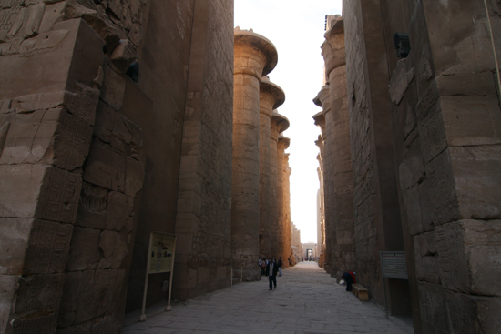 Karnak Amun tempel - Karnak<br>Great Hypostyle Hall (134 papyrus-vormige pilaren) 2340-Karnak-Temple-of-Amun-4215.jpg