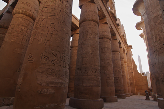 Karnak Amun tempel - Karnak<br>Great Hypostyle Hall (134 papyrus-vormige pilaren) 2360-Karnak-Temple-of-Amun-4231.jpg