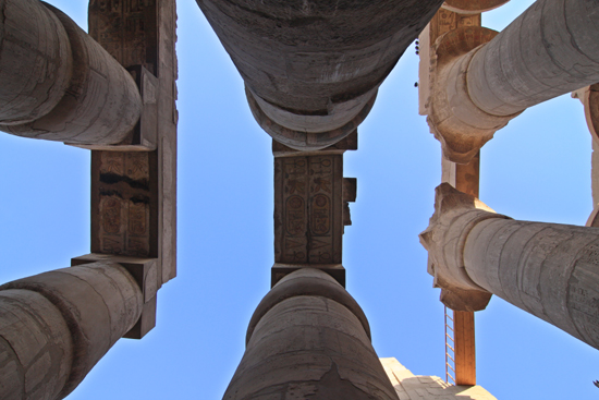 Karnak Amun tempel - Karnak<br>Great Hypostyle Hall (134 papyrus-vormige pilaren) 2370-Karnak-Temple-of-Amun-4233.jpg