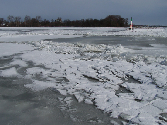 Kruiendijs Kruiend ijs bij het Visserseiland 080-Kruiend-ijs-Visserseiland-Hoorn-5071.jpg