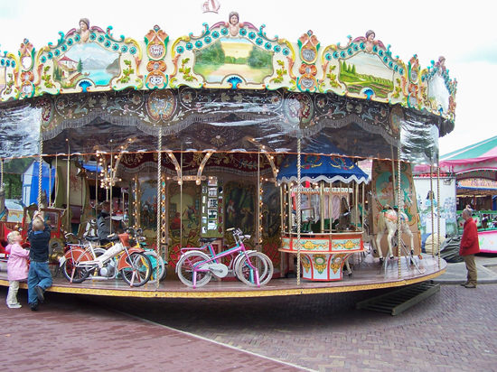 Stadsfeest2004 Hoorn<br>Stadsfeest<br>Draaimolen 1610-Hoorn-straatorgels.jpg