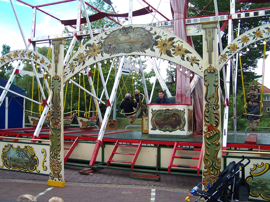 Stadsfeest2004 Hoorn<br>Stadsfeest<br>Schuitjes schommel 1612-Hoorn-straatorgels.jpg