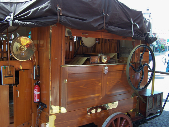 Stadsfeest2004 Hoorn<br>Stadsfeest met draaiorgels<br>Het mechanische hart 1622-Hoorn-straatorgels.jpg